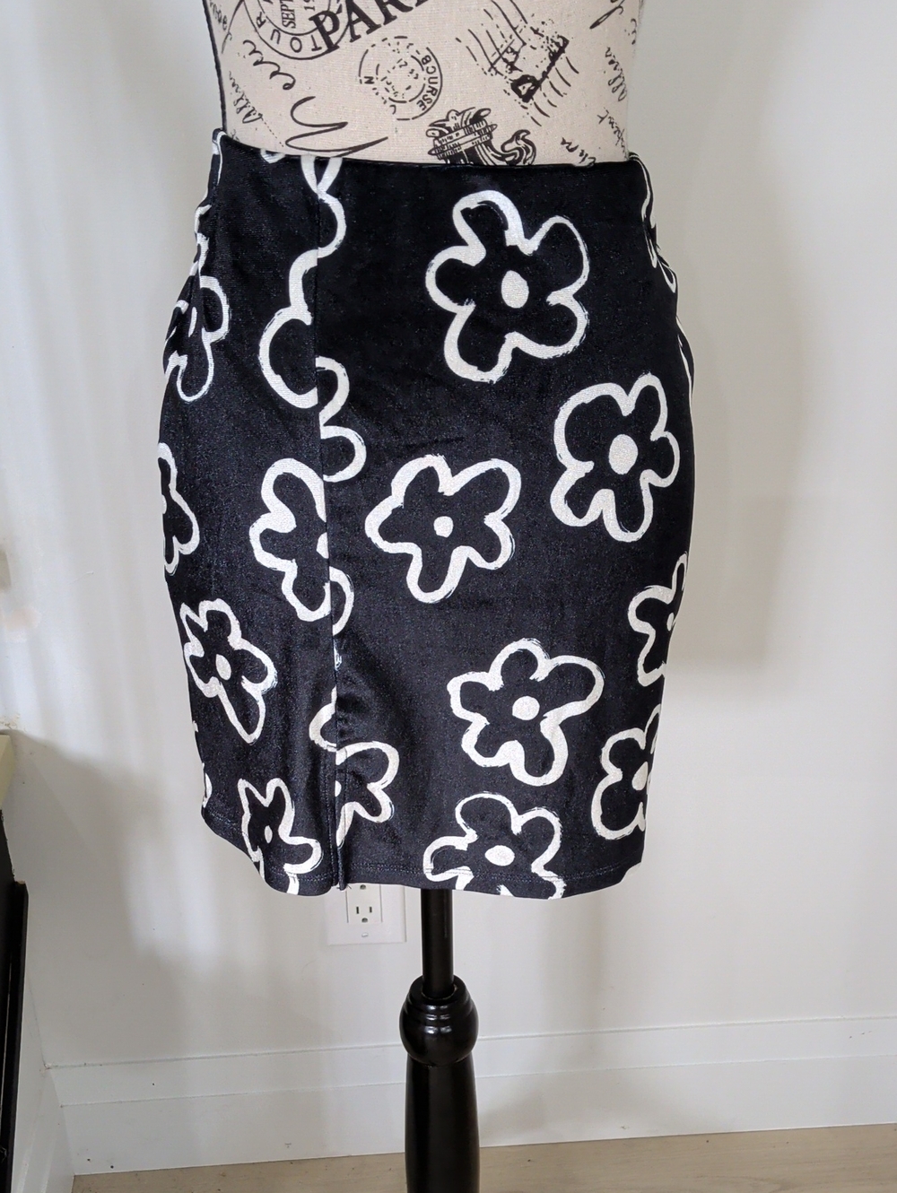 MONKI | Women's Black/White Velvet Scribble Flower Straight Mini Skirt